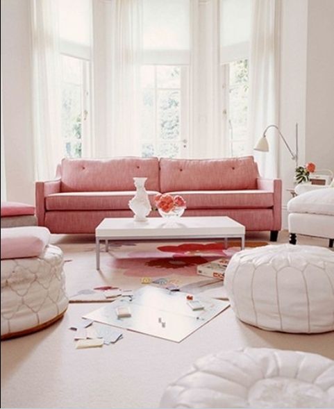 现代风格的设计越来越受到装修者的青睐，沙发作为客厅里必不可少的部分，当然要和装修主题的搭配了。今天，爱家搜集了5款现代风格沙发，展现优雅家居体验。