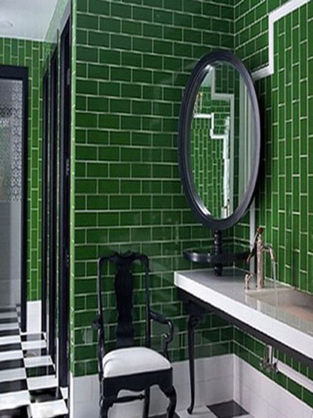 厕所墙面选择绿色条纹瓷砖拼贴，在今夏遇见这样一个装饰，实在是有种和这个厕所相见恨晚的感觉哦，依然是黑配绿的经典搭配，自己装修，走起！