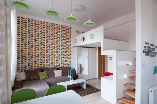 “舒适、活力”是这套32平公寓的设计主题。公寓空间局促，但包含了基本功能间，布局紧凑，少隔断，多开放，并利用白色放大空间感。彩色叶子墙纸和翠绿色家具点缀其中，赋予小公寓活力与生机，备显清新。
