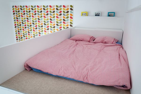 卧室安排在二层的小区域，仅容下一张床，但却舒适无比，这是小户型loft的常用设计。