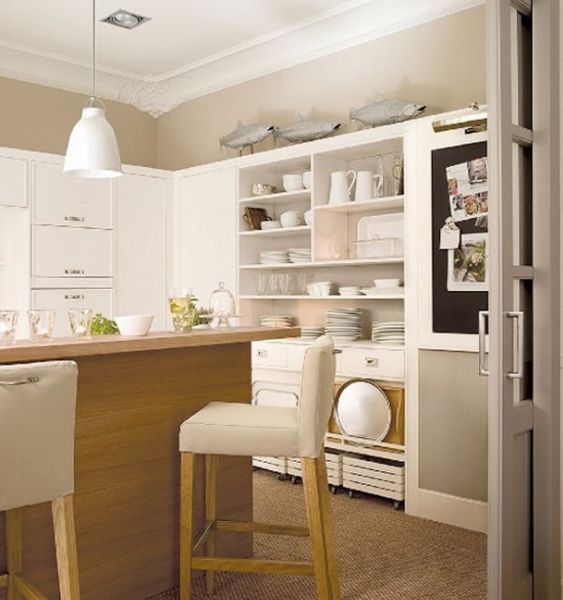 谁说厨房不能用浅色系，看看这间厨房吧，采用乳白色调打造，搭配柳条的家具，让这个厨房看起来舒适且安逸，让你享受你的烹饪时间。 