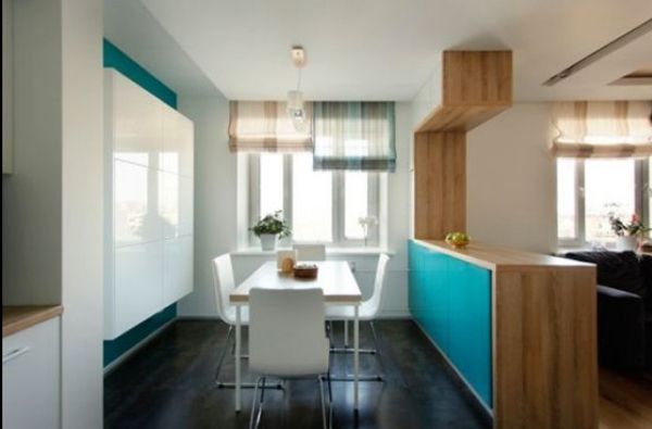 这间公寓面积不大，设计师采用简约装修风格，在素色的元素下加入蓝色调，摆脱单调的底色，让整个居室看起来非常的时尚大气。
