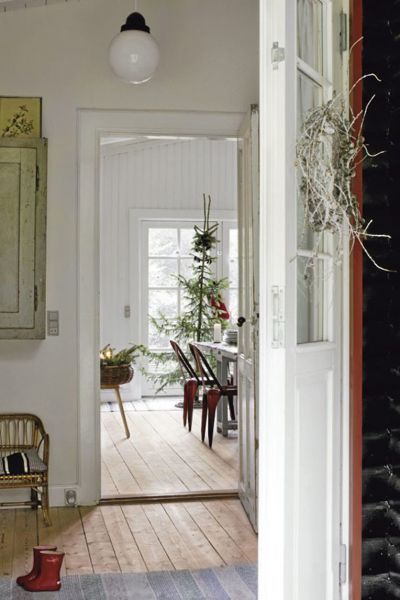 大门上已经挂上圣诞花环，简易的造型出自孩子之手。玄关处做成小房间，放置了小凳子让家人出去换鞋提供方便。