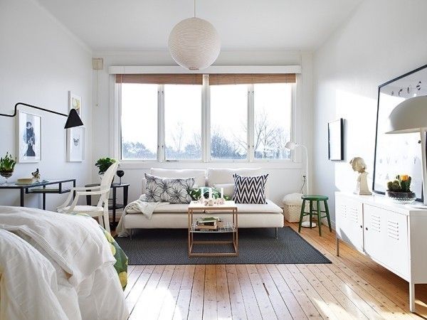 这套33平的清新小家，把客厅、卧室装在一个空间里，通过纯净的白色、点缀的黑边、和清新的绿色串联起来，整体艺术化、摩登化而又不失清新感。
