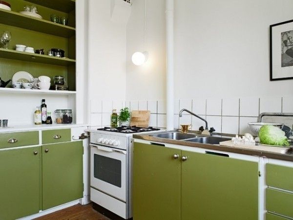 橱柜整体色调是翠绿色的，干净利落的线条让橱柜质感十足，纯粹而低调的绿色既是活跃眼球的色彩，同时而是品质生活的表态。