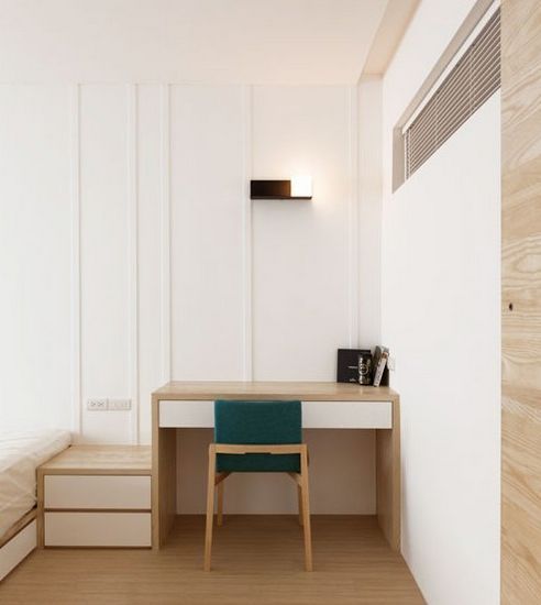 靠墙的床头书桌是床头柜的延伸，占据角落空间。这样的设计非常适用于小户型空间，无论是卧室还是客厅甚至是卫浴间都能采用相同的理念去进行空间的有效利用