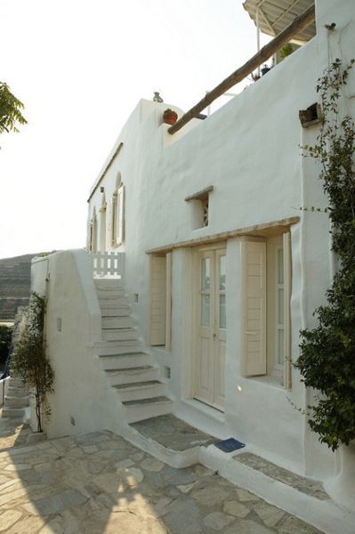 Tinos，位于爱琴海之上，是希腊Cyclades群岛的其中一个小岛屿。岛上不足一万的人口使得这里优雅宁静，居民们生活的很惬意，从他们的住宅不难看出，他们非常热爱这里，喜欢诗意地生活，他们天生是建筑师与艺术家。这座白色的两层小楼的主人是希腊的室内设计师 Marilyn Katsaris，房子就是她亲自设计的。250平方米的室内空间加上一个很大的露台，材料用的十分简单，木头的温暖冲淡了岩石的冰冷，让一切回到宁静安详的白色空间，犹如童话的世界，又仿佛带人回到了最初。