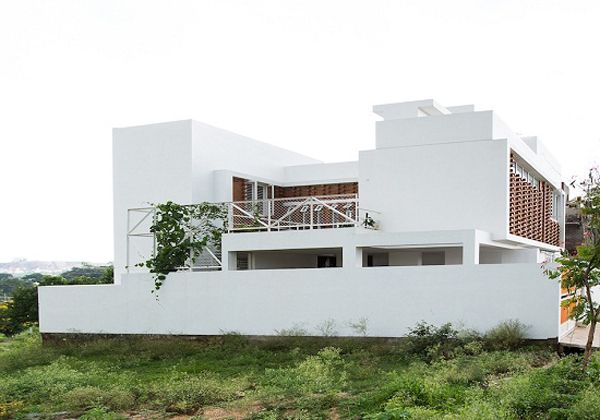 这个叫做「Lateral House」的住宅项目由建筑事务所Gaurav Roy Choudhury 设计，建筑位于印度南部城市班加罗尔的郊外，主人是一个年轻的家庭，设计旨在创造出简约纯粹的生活环境。建筑师设计了一个雕塑般的建筑结构，色彩上素净鲜明，同时具有绝佳的通风性能。底层为客厅、厨房和客人卧室等公共空间，二层为安静圣洁的私人空间。内部墙壁部分为裸露的红砖和混凝土墙，与外部形成视觉上的统一。外墙显著的特点是凸出的砖体设计，与简洁的白色墙壁形成反差，随着一天日照时间的不同，形成不同的阴影，呈现出微妙的美感。
