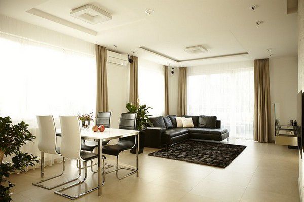 在这个786平方英尺的当代家居里，室内设计师Kate Koppany 营造出一个高雅、简约的阁楼，色彩采用经典的黑色和白色组合。作为公寓的核心，开放式的起居室和就餐区显得整体空间非常宽敞明亮，而卧室使用柔和的米色和棕色创造了一个温馨安静的居住环境。而一个可爱的露台，配备了舒适的座椅，可以领略到布达佩斯宁静的中央街道。