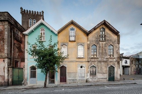 这座外形独特的私人住宅坐落在葡萄牙，由Tiago do Vale Architects在一座建于十九世纪的老房子基础上改建而成。老建筑深受巴西建筑风格的影响，拥有三个并列的尖屋顶、竖长的窗户及檐饰等巴西建筑风 格。设计师在尽量保持建筑原貌的前提下，对其功能进行了重新设计，以便满足当前的生活需要。两面外墙被重新粉刷成天蓝色和土黄色，并与刻意保留下来的一面 斑驳墙壁形成对比。室内空间则进行了彻底改造，墙壁及天花板都被粉刷成白色，搭配抛光大理石地板、木制楼梯及大量的窗户及天窗，显得明亮而整洁。