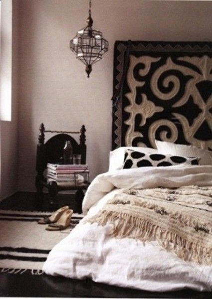 这样的卧室的特点是采用阿拉伯图案，明亮的面料，梦幻般的灯笼。