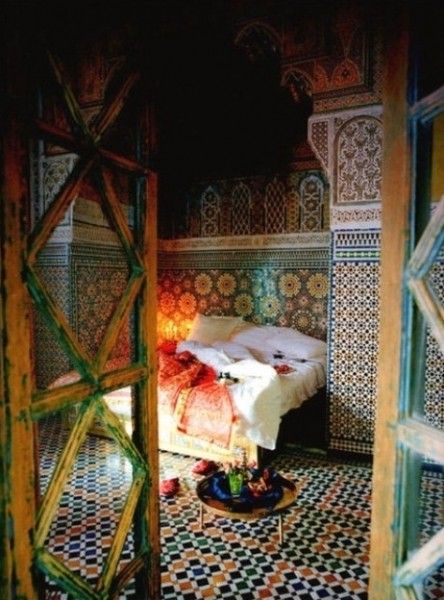 对于西方人来说，东方一直是个谜。不寻常的传统，原始的建筑，美仑美奂的文化和艺术。摩洛哥就是一个这样的国家。
