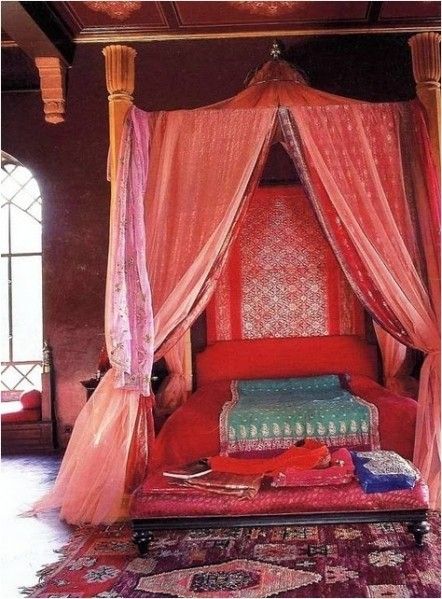 东方一直是个谜。不寻常的传统，原始的建筑，美仑美奂的文化和艺术。摩洛哥就是一个这样的国家。今天为你带来摩洛哥风格卧室，这样的卧室的特点是采用阿拉伯图案，明亮的面料，梦幻般的灯笼。