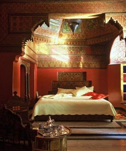 对于西方人来说，东方一直是个谜。不寻常的传统，原始的建筑，美仑美奂的文化和艺术。摩洛哥就是一个这样的国家。今天为你带来58款摩洛哥风格卧室，这样的卧室的特点是采用阿拉伯图案，明亮的面料，梦幻般的灯笼。