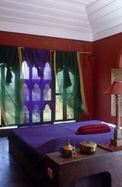 鲜艳的色彩表现出了摩洛哥风格中的那种光彩夺目的美。生动的造型、轻柔的曲线勾勒出吊灯独有的摩洛哥风情。