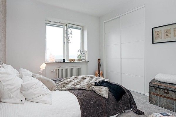 瑞典房产中介 Alvhem M?kleri & Interi?r 展示的这间 75平米公寓，基础北欧风客厅里摆上普普风画作和彩绘抱枕