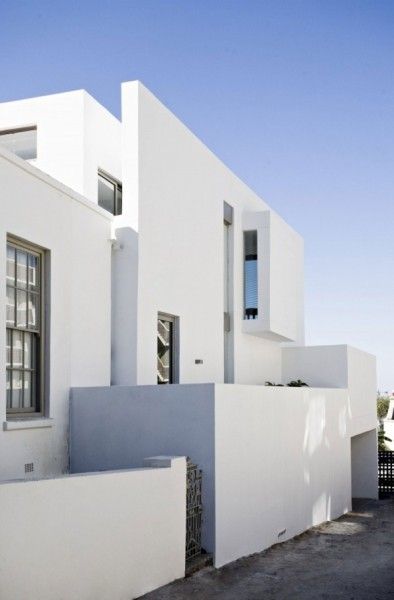 这栋花园别墅位于南非开普敦，由设计师Grobler Architects设计完成，设计师将整栋别墅作为一个具有中性色调的调色板，在上面调出一个宁静舒适的生活环境，整个设计项目包括为委托人设计出一个家用办公室。