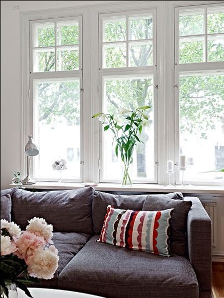 这个50平米的一居室，卧室与客厅的地板统一采用不同形状的木质材料，搭配在一起，显得格外的可爱。再搭配可爱的沙发，让这个小家显得格外的小清新。