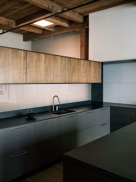 今天为你介绍的这间106平米阁楼公寓由LINEOFFICE Architecture设计，位于加利福尼亚州旧金山，这个项目满足客户空间功能上独立的需求，在色彩和材质的选择上相对单一，以纯色的木质展示最原始的色彩，压低的天花让整个空间略显压抑。