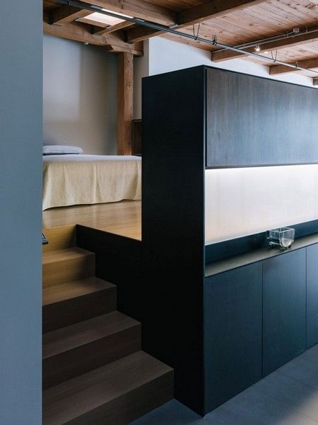 今天为你介绍的这间106平米阁楼公寓由LINEOFFICE Architecture设计，位于加利福尼亚州旧金山，这个项目满足客户空间功能上独立的需求，在色彩和材质的选择上相对单一，以纯色的木质展示最原始的色彩，压低的天花让整个空间略显压抑。