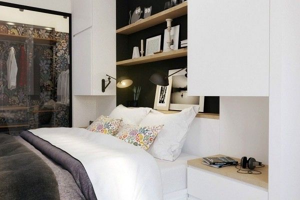 这间小巧型公寓由设计师Natalia Akimov设计完成，在小空间的设计中，最佳的设计方法就是摒弃不必要的装饰物，最大限度的利用空间。设计师采用了黑白色的配色模式，整个公寓都焕发着经典时尚的气息，空间的设计十分精妙，每一个角落，每一个空间都得到了最充分的利用，卧室带有隐藏的收纳空间，玻璃门将衣柜隐藏域其中，智能的照明系统与良好的通风效果，使得房间充满新鲜的感觉。，这个公寓是一个完美的单身公寓，设计师用黑白色打造了一个经典、时尚的空间。 