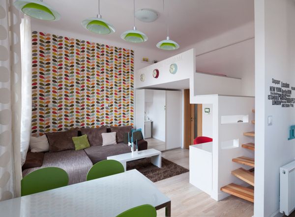 “舒适、活力”是这套32平公寓的设计主题。公寓空间局促，但包含了基本功能间，布局紧凑，少隔断，多开放，并利用白色放大空间感。卧室安排在二层的小区域，仅容下一张床，但却舒适无比，这也是小户型loft的常用设计。彩色叶子墙纸和翠绿色家具点缀其中，赋予小公寓活力与生机，备显清新。 