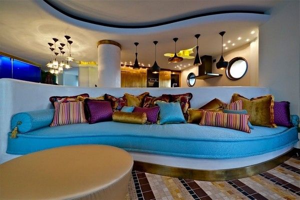 这间充满色彩的风格公寓位于以色列，室内设计使用了不同的色彩、材质、图案相组合，公寓空间仿佛令人身处一个奇幻的世界，无处不在的色彩、艺术品，营造出一个独一无二的、令人过目难忘的奇幻空间。