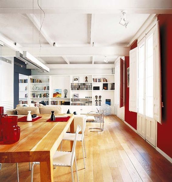 仰头望去，这套阁楼公寓顶部结构梁纵横交错，一不小心很容易触犯到风水禁忌，业主就是希望设计师能给出调和环境的最佳解决方案。暖色调、浅色系是重点，风水阁室内墙面刷成白色最好，浅色木地板和鲜艳的红色饰面瞬间点亮了整体，尽显时尚并带来淡淡的温暖。更少地划分区域，引进更多的光线，几乎开放所有的空间，只对洗澡、穿衣和卫生间的一部分封闭，其余空间分区仅进行隔断处理，足够保证了阳光与通风，打造出一个明亮宽敞、空气流通的好风水阁楼。 