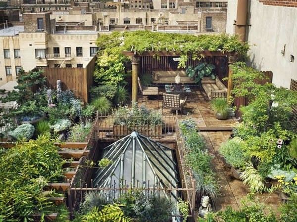 屋顶花园的设计和建造要巧妙利用主体建筑物的屋顶、平台、阳台、窗台和墙面等开辟绿化场地，并使之有园林艺术的感染力。不妨可以利用你的天台