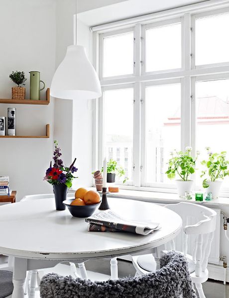 宜家白色饭桌，窗台一些绿色植物的装饰。。。。。