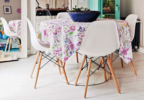 点缀着花朵的桌布，简约风格的椅子，使餐厅显得浪漫温馨。
