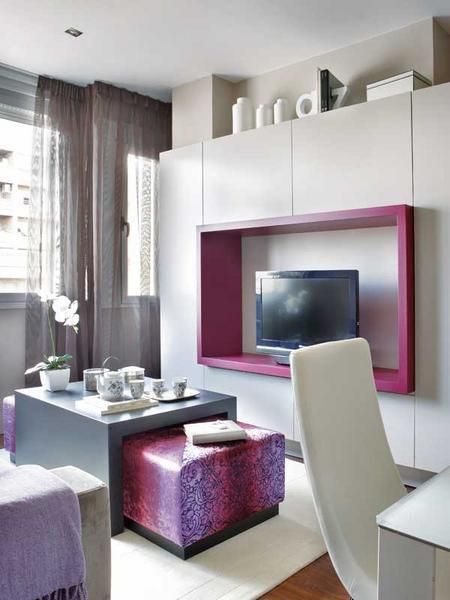 电视墙的选色与沙发相衬，粉紫色让电视墙凸显出来，当然在漂亮的同时也要注重实用，墙上的小空格可以存放些许物品。