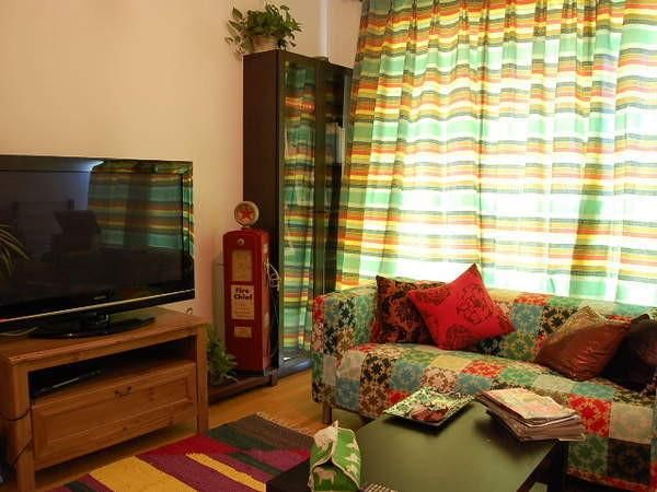 花花绿绿的沙发，跟窗帘的花色也很搭，正是屋主想要达到的那种波西米亚风格