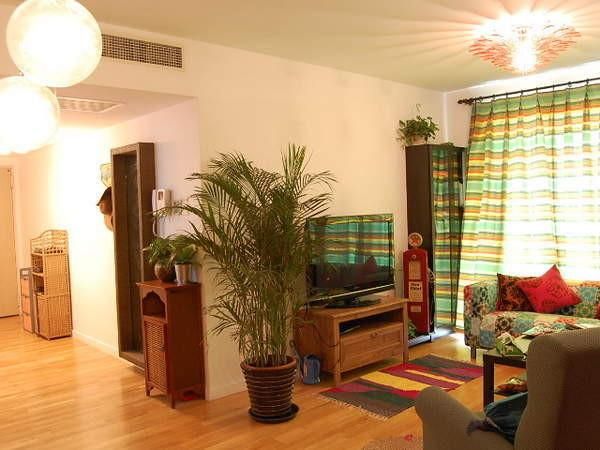 客厅很小，喜欢黄绿条纹的窗帘，为整个客厅增添一抹早春的浪漫气息