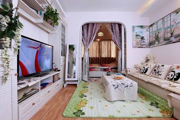 电视柜两边对称的百叶门设计秉承了中国式的对称美。