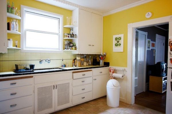 依然是纯白的柜子,亮黄的背景墙,在这里做饭心情也会变得好好吧