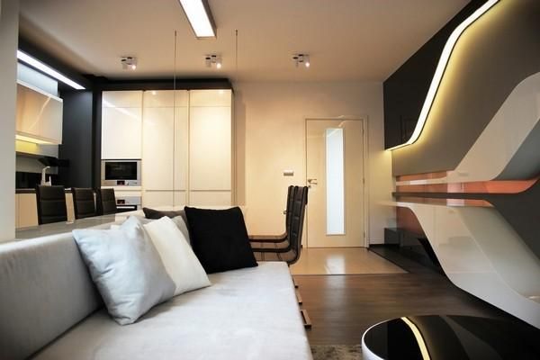 这是年轻家庭的私人住宅，位于保加利亚，面积有80平米。设计师的目的是让空间更现代更具吸引力，并且创造一个温馨舒适的氛围。黑色、白色和各种色调的灰色，加上流线型线条的使用，使得室内简洁明快 