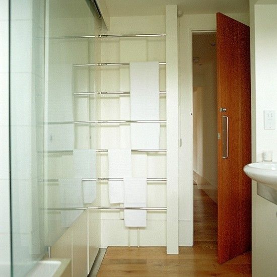 卫浴空间的设计不同于客厅和卧室，相比较而言考虑的方面需更周全。比如在有限的空间内，要考虑整体的格局、舒适度以及美观。太过紧凑让整个空间显的过为繁复，太过追求视觉又显的张扬。来看看这现代简约卫浴装修，总有一款会适合你的家。
