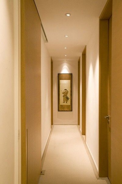 这间公寓位于中国香港，由Clifton Leung工作室设计，融合了现代和古典的风格。在香港这样寸土寸金的都市，能有这样一间公寓，实在是令人羡慕的选择。以白色为主色调，淡原木色的地板、落地玻璃窗可以看到屋外葱葱郁郁的景色，室内家具中西结合，儿童房的色彩令人眼前一亮。
