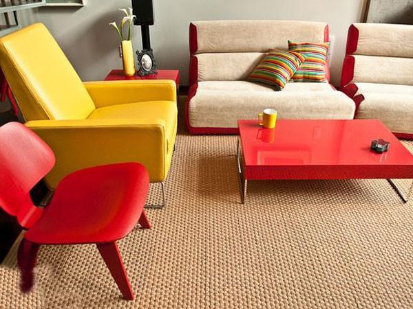 客厅以温和中性色为主，红色与黄色的靓丽家具为空间注入个性色彩。