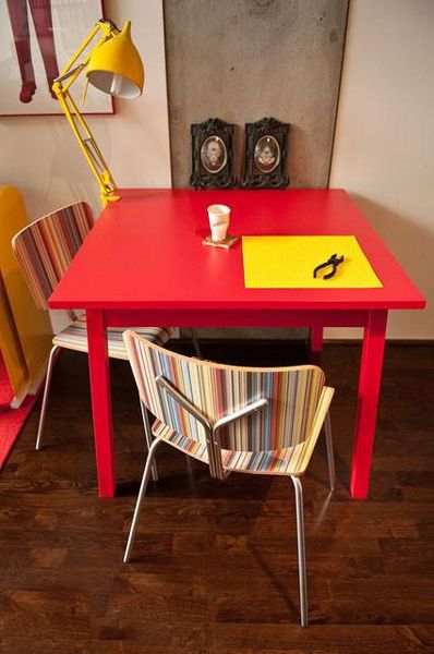大红色的餐桌搭配条纹的椅子，与整个家的风格相协调。 