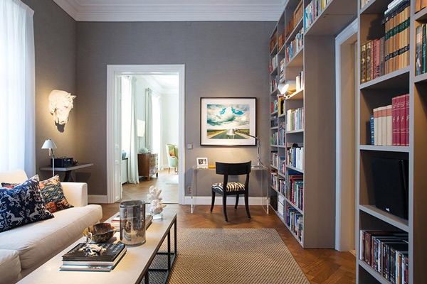 位于瑞典斯德哥尔摩的199平大公寓，建于1884年，总共有六个房间。翻新装修后，焕发出独特的魅力。整体散发出自然舒适的北欧气息，在每个房间装饰上代表五大洲风光的雕塑、素描画、风景照和民族饰品，多样的色彩让白色和原木单调的公寓变得活泼亮丽，也是主人留下旅游记忆的方式。 