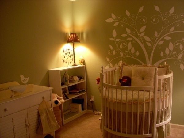 圆形婴儿床是目前比较流行的一款婴儿床，颇受潮妈潮爸的喜欢。