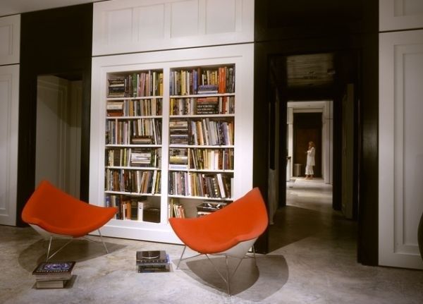 1955年美国著名设计师乔治尼尔森设计的“椰子椅”，如名所示，其设计构思源自椰子壳的一部分。外形简单、且极具视觉冲击力，且有非常舒服的坐感！无疑成为现代经典间接模仿家具。