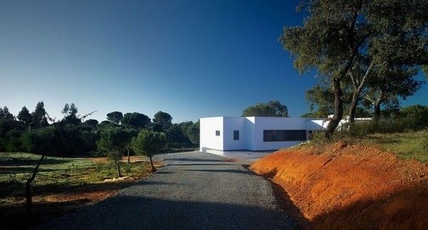 今天为你介绍的这间住宅位于西班牙的Huelva，由José Manuel Peinado设计。住宅外观现代，而内部装饰则简洁清新，有着田园风格的质朴和居家的温馨感觉。住宅室外风景优美，有良好的采光。居住在这样的地方，也是十分惬意的生活。 