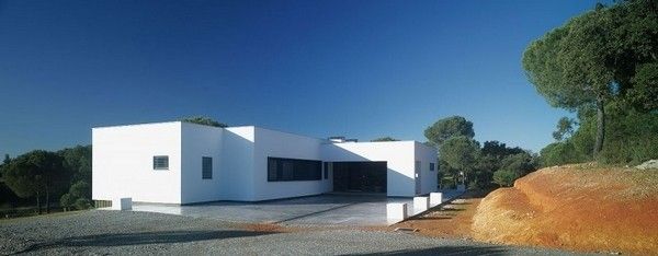 今天为你介绍的这间住宅位于西班牙的Huelva，由José Manuel Peinado设计。住宅外观现代，而内部装饰则简洁清新，有着田园风格的质朴和居家的温馨感觉。住宅室外风景优美，有良好的采光。居住在这样的地方，也是十分惬意的生活。 