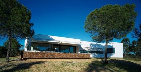 今天为你介绍的这间住宅位于西班牙的Huelva，由José Manuel Peinado设计。