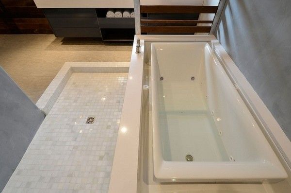 也许你在电视上看过不少家装的改建节目，今天为你介绍的这间浴室，就是电视节目Bath Crashers的浴室改建图，由gTb设计公司完成。