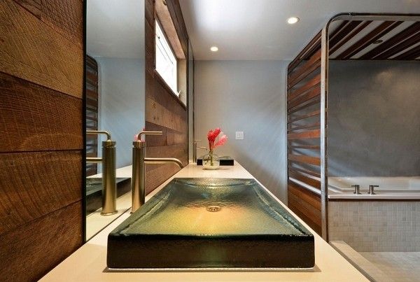 设计师旨在将原先杂乱的、可怕的浴室改建成令人耳目一新的、兼有功能性与设计感的空间。这个案例融合了现代和田园的元素，营造出时髦迷人的氛围。