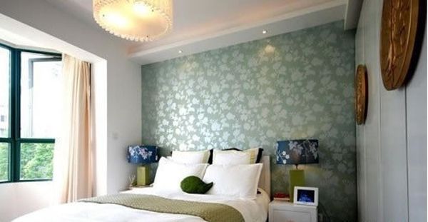 主卧的墙纸选用浅色花纹，能给人静怡舒适的感觉。